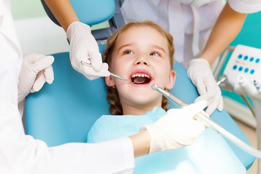 آمادگی برای اولین ویزیت دندانپزشکی کودک ؛ چگونه کودک را آماده کنیم؟
